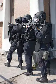 Équipiers d'une antenne du GIGN en colonne d'assaut