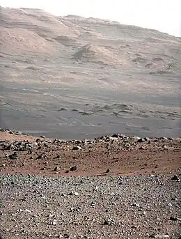 Cette photo prise avec la caméra-téléobjectif MastCam-100, montre des reliefs du Mont Sharp situés à environ 10 km.