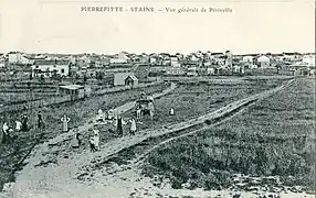 Dès la fin du XIXe&nbsp;siècle se construisent des lotissements à Stains, tels celui-ci, qui est manifestement mal viabilisé : le chemin n'est que de la boue.