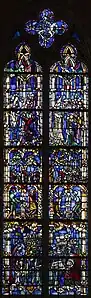 Vitrail avec des teintes bleutées représentant une quinzaine de personnages habillés en costumes médiévaux.