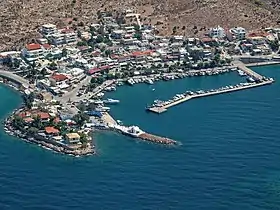 Photographie en couleurs, représentant une vue aérienne d'un port.
