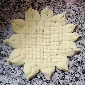 Pain décoré en préparation.