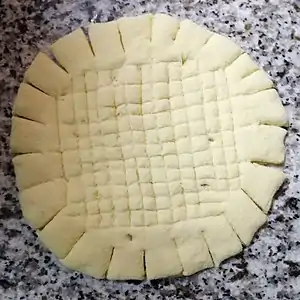 Pain dessiné en préparation avec entailles.