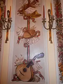 Guitare décorant une pièce à l'ambassade de France à Lisbonne, début du XIXe&nbsp;siècle.