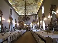 La grande salle à manger.