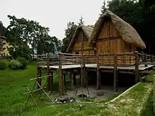 Représentation fidèle des maisons sur pilotis d'origine dans l'enceinte du musée.