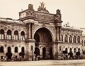 Palais de l'Industrie, Exposition universelle de 1855, Paris. La structure est en acier mais est cachée par une façade en pierre naturelle
