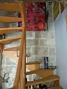 Escalier en bois remplaçant l'escalier à vis de pierre.