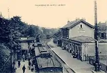 Carte postale sépia montrant la gare de Palaiseau et un train à quai au début du XXe&nbsp;siècle.