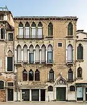 Détail de la façade du Palais Donà