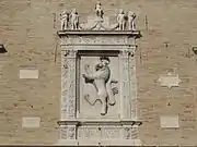 Emblèmes de la Ville sur la façade.