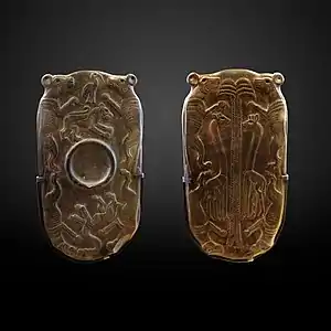 Palette aux quadrupèdesGrauwacke. D. env 8 cm.H. 32 cm.Louvre