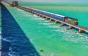 Un train sur le Pont de Pamban&nbsp;(en) en décembre 2016.