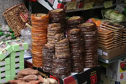 Des pan de higo&nbsp;(es) empilés dans un étal, une spécialité espagnole à base de figues sèches.