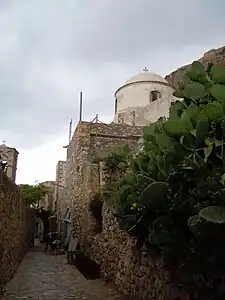 Vue de l'église depuis la rue principale coté sud.