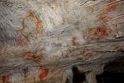 « Panneau des mains » : bison magdalénien, signes rouges du Paléolithique supérieur (40&nbsp;000&nbsp;ans)