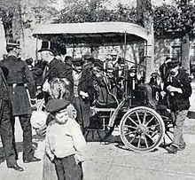 Photo d'une voiture au milieu de la foule