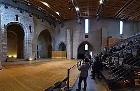 La scène et les gradins de l'auditorium