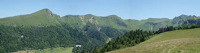 Panorama sur les monts Dore avec le puy de Sancy et le Pan de la Grange à droite.