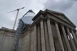 Détail de l'échafaudage et de la grue Potain MDT 178 (flèche : 60&nbsp;m, charge en bout 1,5&nbsp;t).