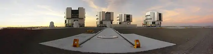 Vue panoramique sur les quatre UT, avec le grand rail des AT (permettant d'avoir une longueur de base de 200&nbsp;m).