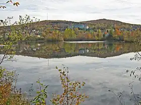 Vue des pics Bellevue et John-S.-Bourque au-delà de la rivière Magog.
