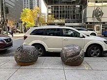 Station 6, Trois sœurs (Agriculture) - Vue en situation des deux sphères de bronze de MC Snow (à gauche) et Kyra Revenko (à droite)