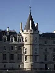 La tour Bonbec a été construite entre 1226 et 1270 (photo prise en 2012).