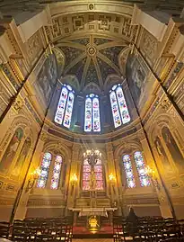 L'abside et ses vitraux.