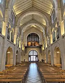 L'orgue de tribune avec la nef.