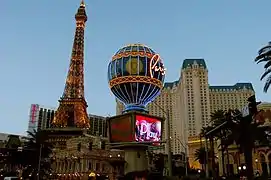 Extérieur de l'hôtel-casino Paris Las Vegas de Las Vegas, Nevada, avec une reproduction de la tour Eiffel haute de 165&nbsp;m.
