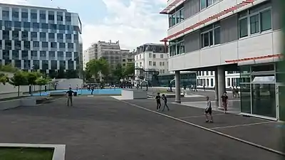 Vue à l'intérieur du square vers les bâtiments de Sainte-Croix de Neuilly.