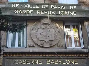 Détail de la façade de la caserne.