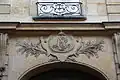 Détail du cartouche sculpté au dessus de la porte cochère.