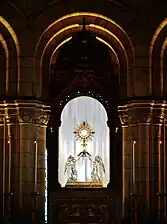 L'ostensoir avec l’Hostie consacrée. La basilique pratique l'Adoration perpétuelle.