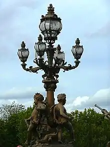 Candélabre au gaz, Pont Alexandre-III à Paris (1896-1900).