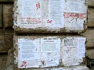 Détail de pasquinades modernes collées à la base de Pasquino.