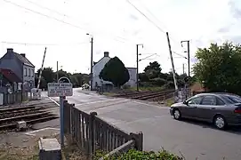 Gare de Landévant, le passage à niveau côté Lorient; Il permet également le passage des voyageurs d'un quai à l'autre.