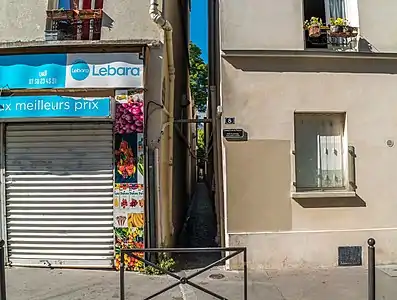 Accès au passage du Plateau, l'une des voies les plus étroites de Paris.