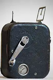 Caméra d’amateur 9,5&nbsp;mm Pathé-Baby à viseur sport, cadre métallique avec centreur, guidon inversé (1920).