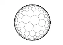 Dessin en noir et blanc d'un pavage du disque par une infinité d'heptagones diminuant rapidement de traille vers le bord.