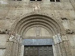 Le portail principal.