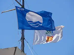 Le pavillon bleu sur la capitainerie.