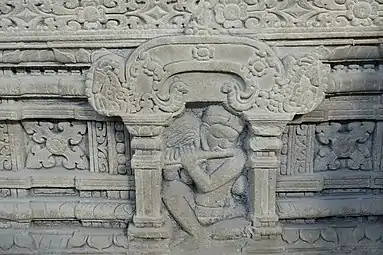 Détail du piédestal, tour sanctuaire E1, Mỹ Sơn: ascète flutiste