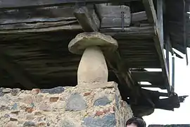 Pilier et plaque d'un horreo en Asturies