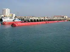 2 des 3 machines Pelamis dans le port de Peniche, Portugal.