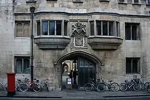 La porte principale est la plus vieille de Cambridge (XIVe&nbsp;siècle)
