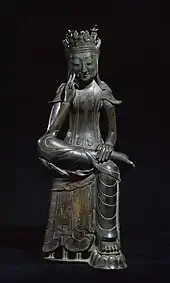 Statue en bronze doré de Maitreya méditant. Bodhisattva Maitreya assis, une jambe repliée. Trois Royaumes (Silla ?), fin VIe. Bronze doré, H. 83,2&nbsp;cm. Musée national de Corée