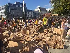 Installation en carton Les Gens construisent (en anglais : The People Build) en cours de destruction par les visiteurs sur la place Eyre&nbsp;(en), lors de l'édition 2017 du Festival international des arts de Galway&nbsp;(en).