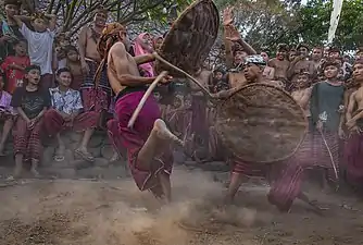 Le Peresean&nbsp;(id), sport traditionnel chez les Sasak. Novembre 2019.